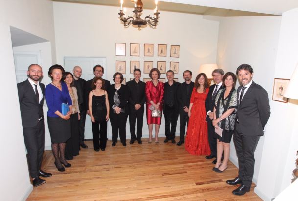 Su Majestad la Reina Doña Sofía con los componentes de la Orquesta Barroca de Sevilla y las autoridades presentes en el concierto