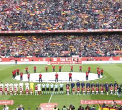 Vista general del Estadio Vicente Calderón durante la interpretación del Himno Nacional