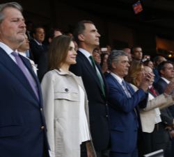 Sus Majestades los Reyes en el palco del Estadio Vicente Calderón momentos antes de comenzar el encuentro