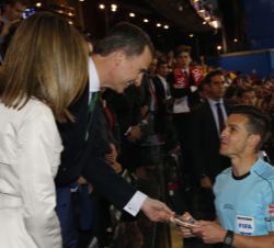 Don Felipe entrega al colegiado Carlos del Cerro Grande un trofeo conmemorativo del encuentro