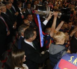 Don Felipe entrega el trofeo de campeón, al capitán del FC Barcelona, Andrés Iniesta