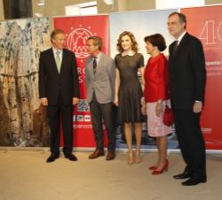 Su Majestad la Reina acompañada por las personalidades asistentes a la inauguración