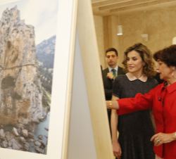 Su Majestad la Reina durante el recorrido recibe las explicaciones a cargo de la presidenta de Hispania Nostra, Araceli Pereda