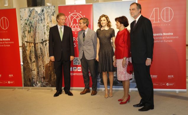 Su Majestad la Reina acompañada por las personalidades asistentes a la inauguración