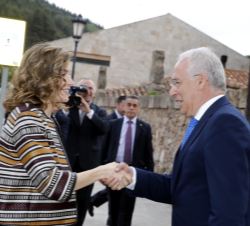 A su llegada, Su Majestad la Reina recibe el saludo del presidente de la Comunidad Autónoma de La Rioja y de la Fundación San Millán de la Cogolla, Jo