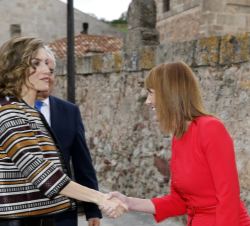 Doña Letizia recbe el saludo de la presidenta del Parlamento de La Rioja, Ana Lourdes González