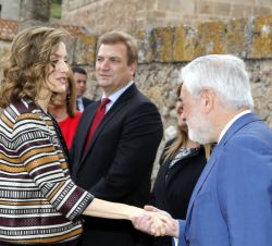 Su Majestad la Reina recibe el saludo del director de la Real Academia Española y presidente de la Fundación del Español Urgente, Darío Villanueva