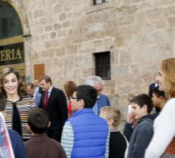 Su Majestad la Reina conversa con unos escolares en el exterior del Monasterio