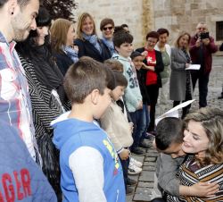 Doña Letizia abraza a uno de los niños del grupo de escolares que le mostraron sus trabajos a su llegada al Monasterio de Yuso