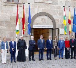 Su Majestad la Reina, junto a las autoridades, organizadores y ponentes