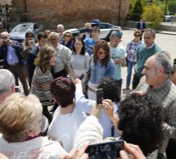 Doña Letizia saluda a los ciudadanos congregados en el exterior del Monasterio de Yuso