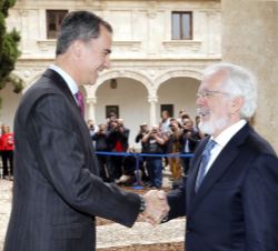 Su Majestad el Rey en la entrada al paraninfo es saludado por "Forges"