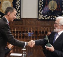 Su Majestad el Rey hace entrega del galardón a Antonio Fraguas "Forges"