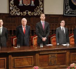 Don Felipe durante la interpretación del himno universitario “Gaudeamus igitur”