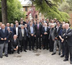 Fotografía de drupo de Su Majestad el Rey junto al premiado "Forges" y los asistentes al acto