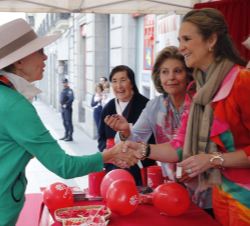 Doña Elena recibe el saludo de una donante