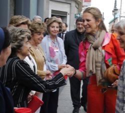 Doña Elena recibe el saludo de las voluntarias que la acompañaron en la mesa de cuestación