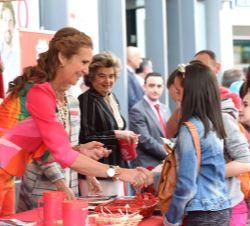 Su Alteza Real la Infanta Doña Elena recibe el saludo de unas niñas que han depositado su donativo