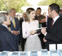 Su Majestad la Reina en la caseta de Francia, país invitado, en compañía del embajador de la República francesa, Yves Saint-Geours