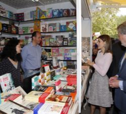 Su Majestad la Reina visitó distintas casetas de la Feria del Libro de Madrid