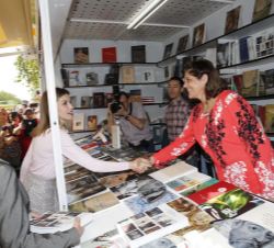 Doña Letizia durante su visita a las casetas de la Feria del Libro de Madrid