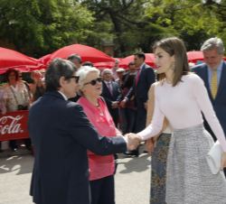 Su Majestad la Reina saluda al director de la Feria del Libro de Madrid, Teodoro Sacristán