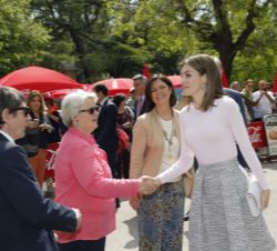 Su Majestad la Reina saluda a la presidenta de la Feria del Libro de Madrid, Reyes Díaz-Iglesias