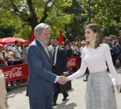 Su Majestad la Reina recibe el saludo del ministro de Educación, Cultura y Deporte, Íñigo Méndez de Vigo