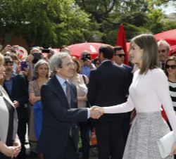 Su Majestad la Reina recibe el saludo del embajador de la República francesa en España, Yves Saint-Geours