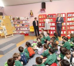 Su Majestad la Reina en el Pabellón Infantil, dedicado a la lectura, los libros y las bibliotecas