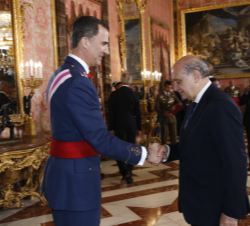 Su Majestad el Rey saluda al ministro del Interior en funciones, Jorge Fernández Díaz, en la recepción en el Palacio Real de Madrid