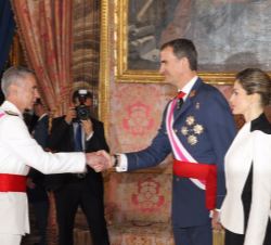Su Majestad el Rey recibe el saludo del jefe del Estado Mayor de la Defensa, almirante general Fernando García Sánchez, en la recepción en el Palacio 