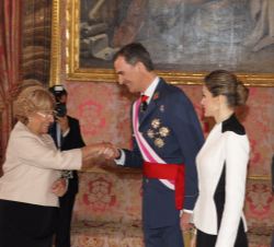 Su Majestad el Rey recibe el saludo de la alcaldesa de Madrid, Manuela Carmena