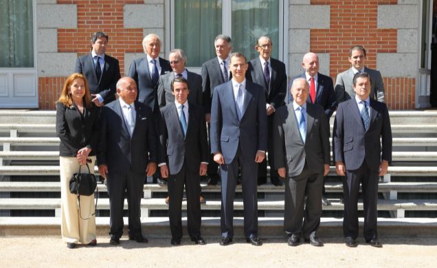 Su Majestad el Rey acompañado por los miembros del Consejo Académico y Social del Instituto Atlántico de Gobierno (IADG)