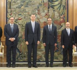 Don Felipe junto al ministro de Energía, Minas, Agua y Medio Ambiente de Marruecos, el secretario de Estado de Comercio, el director de la Oficina Nac
