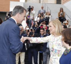 Su Majestad el Rey recibe el saludo, a su llegada al Museo Nacional del Prado, de la presidenta de la Comunidad de Madrid, Cristina Cifuentes