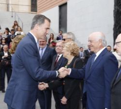 Don Felipe recibe el saludo del presidente de la Fundación BBVA, Francisco González