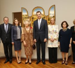 Sus Majestades los Reyes, junto a la Princesa Beatriz de los Países Bajos y el resto de autoridades junto a la obra "Adoración de los Reyes Magos