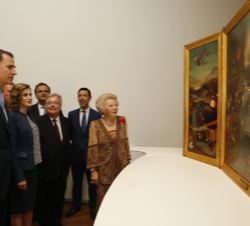 Don Felipe y Doña Letizia, junto a la Princesa Beatriz de los Países Bajos, observan la obra "Las tentaciones de San Antonio"