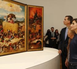 Sus Majestades los Reyes observan junto a Su Alteza Real la Princesa Beatriz de los Países Bajos la obra "El carro de heno"