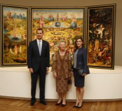 Sus Majestades los Reyes junto a Su Alteza Real la Princesa Beatriz de los Países Bajos junto a la obra "El jardín de las delicias"