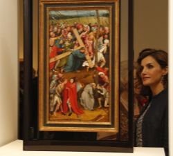 Doña Letizia durante el recorrido por la exposición