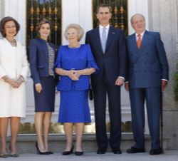 Sus Majestades los Reyes, acompañados de Su Majestades los Reyes Don Juan Carlos y Doña Sofía y Su Alteza Real la Princesa Beatriz de los Países Bajos