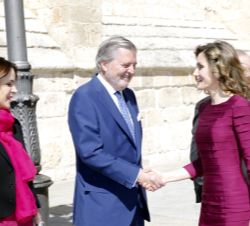 Su Majestad la Reina recibe el saludo del ministro de Educación, Cultura y Deporte, Íñigo Méndez de Vigo