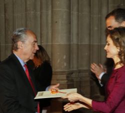 Su Majestad la Reina entrega el Premio Nacional de Literatura Modalidad Poesía 2015 a Luis Alberto de Cuenca