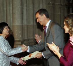 Su Majestad el Rey entrega el Premio Nacional de Historia de España 2014 a Carmen Sanz Ayán