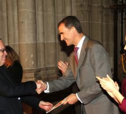 Su Majestad el Rey entrega el Premio Nacional de Periodismo Cultural 2014 a Diego A. Manrique