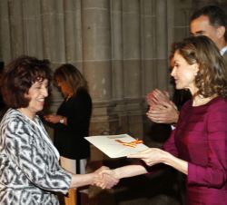 Su Majestad la Reina entrega el Premio Nacional de Periodismo Cultural 2015 a Ana Mendoza