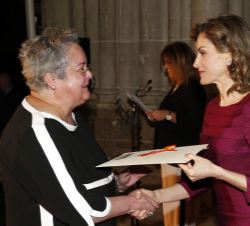 Su Majestad la Reina entrega el Premio Nacional de Música Modalidad de Composición 2014 a María de Alvear