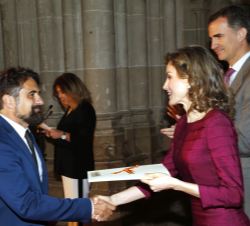 Su Majestad la Reina entrega el Premio Nacional de Danza Modalidad Creación 2015 a Damián Muñoz de la Compañía La Intrusa